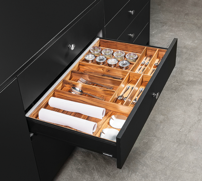 As cozinhas da Florense podem dispor de gavetas (18 x 22 x 89 cm) equipadas com divisor de talheres feito de teca e ferragens da Blum. Preço conforme o projeto.