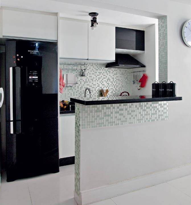 Geladeira preta: vale tudo para deixá-la à mostra na cozinha