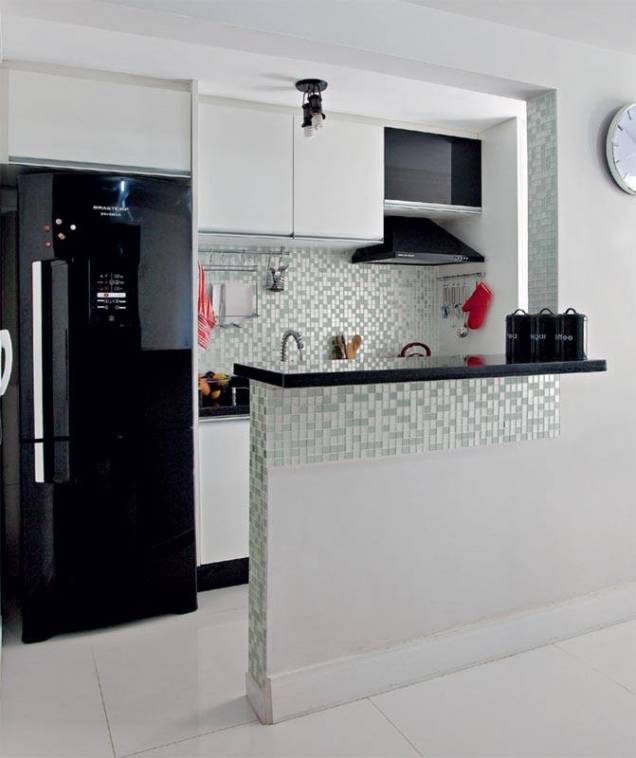 <span>Os detalhes da</span><span> </span><a href="https://casa.abril.com.br/ambientes/cozinhas" target="_blank" rel="noopener">cozinha </a><span>foram definidos com base na área reduzida. “A meia cuba ao lado da principal faz as vezes de escorredor de louças e vegetais”, diz a moça. O microondas sob o cooktop tem dupla função: também é forno elétrico. </span>Projeto de Sheila Jesus Interiores. <span>Os detalhes da</span><span> </span><a href="https://casa.abril.com.br/ambientes/cozinhas" target="_blank" rel="noopener">cozinha </a><span>foram definidos com base na área reduzida. “A meia cuba ao lado da principal faz as vezes de escorredor de louças e vegetais”, diz a moça. O microondas sob o cooktop tem dupla função: também é forno elétrico. </span>Projeto de Sheila Jesus Interiores.