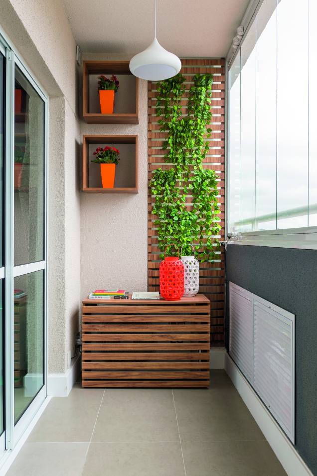 <span>Os painéis com plantas, instaladas nas duas pontas da sacada garantem privacidade aos futuros moradores. Projeto da</span> arquiteta Stephanie Esposito, do escritório Studio 19. <span>Os painéis com plantas, instaladas nas duas pontas da sacada garantem privacidade aos futuros moradores. Projeto da</span> arquiteta Stephanie Esposito, do escritório Studio 19.