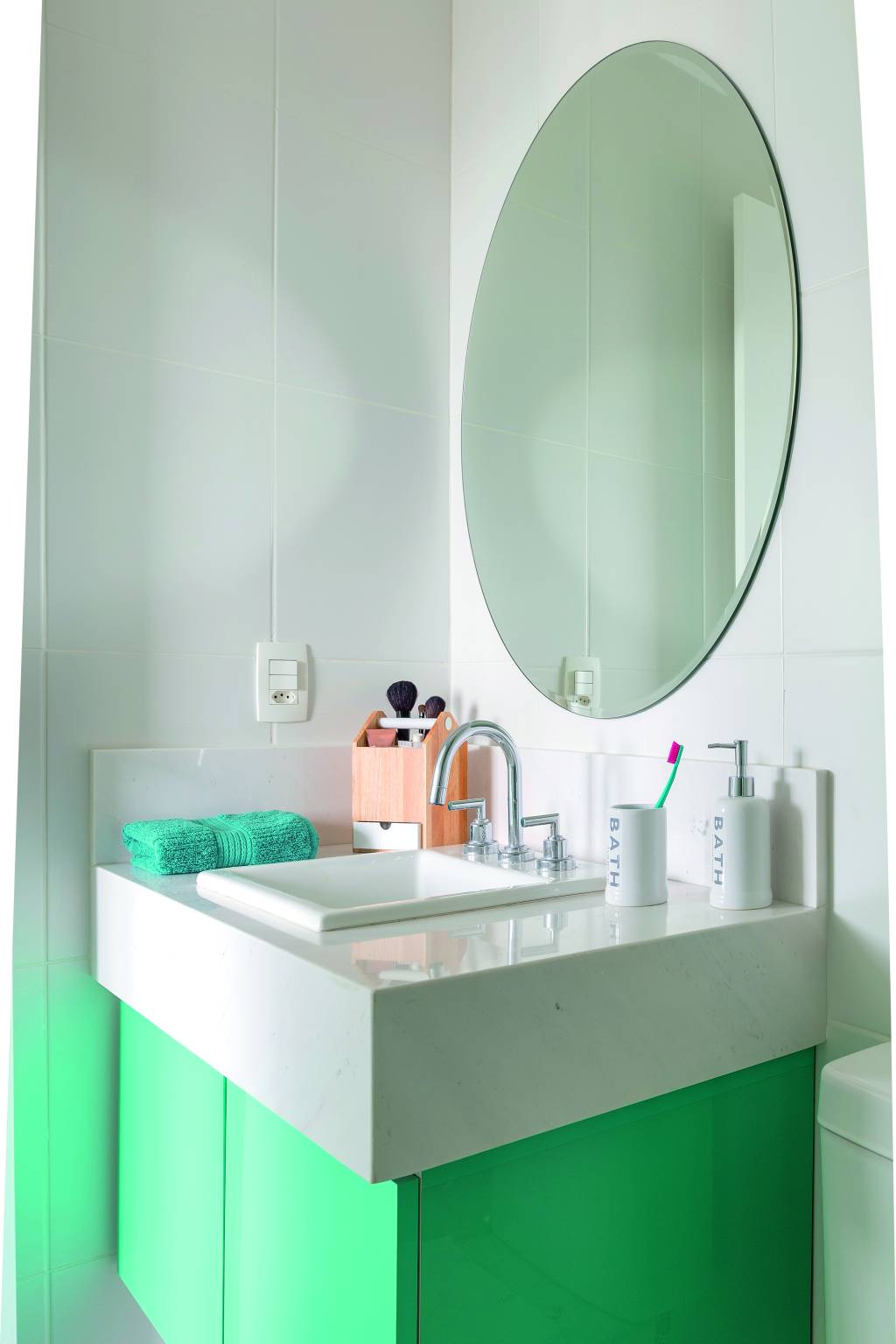 Apartamento pequeno combina revestimentos diferentes – banheiro