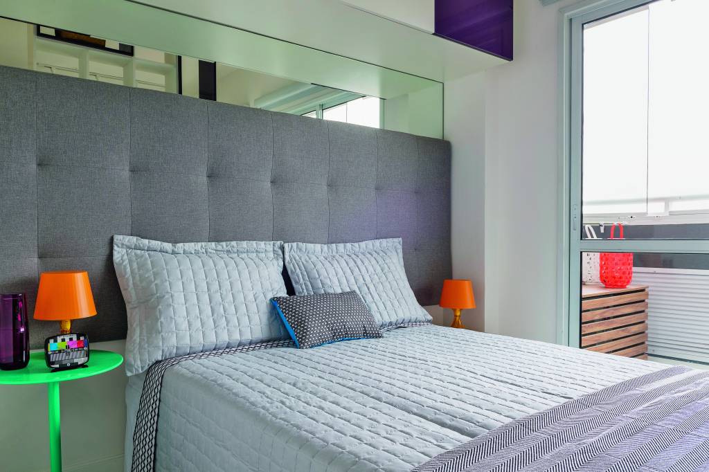 Apartamento pequeno combina revestimentos diferentes quarto