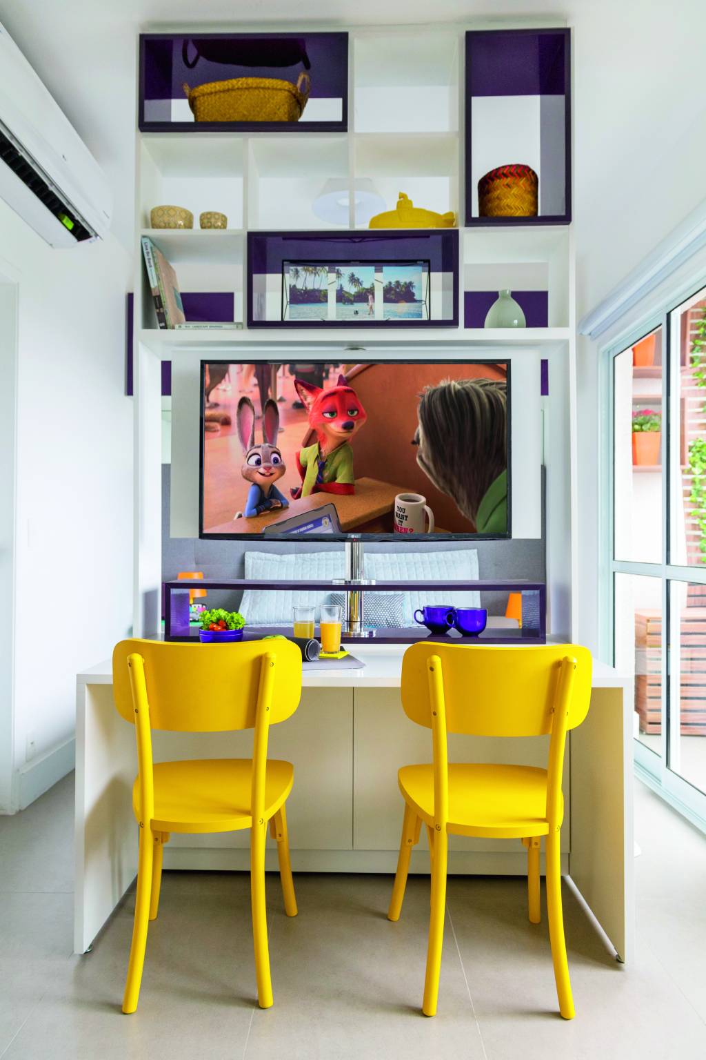 Apartamento pequeno combina revestimentos diferentes – sala