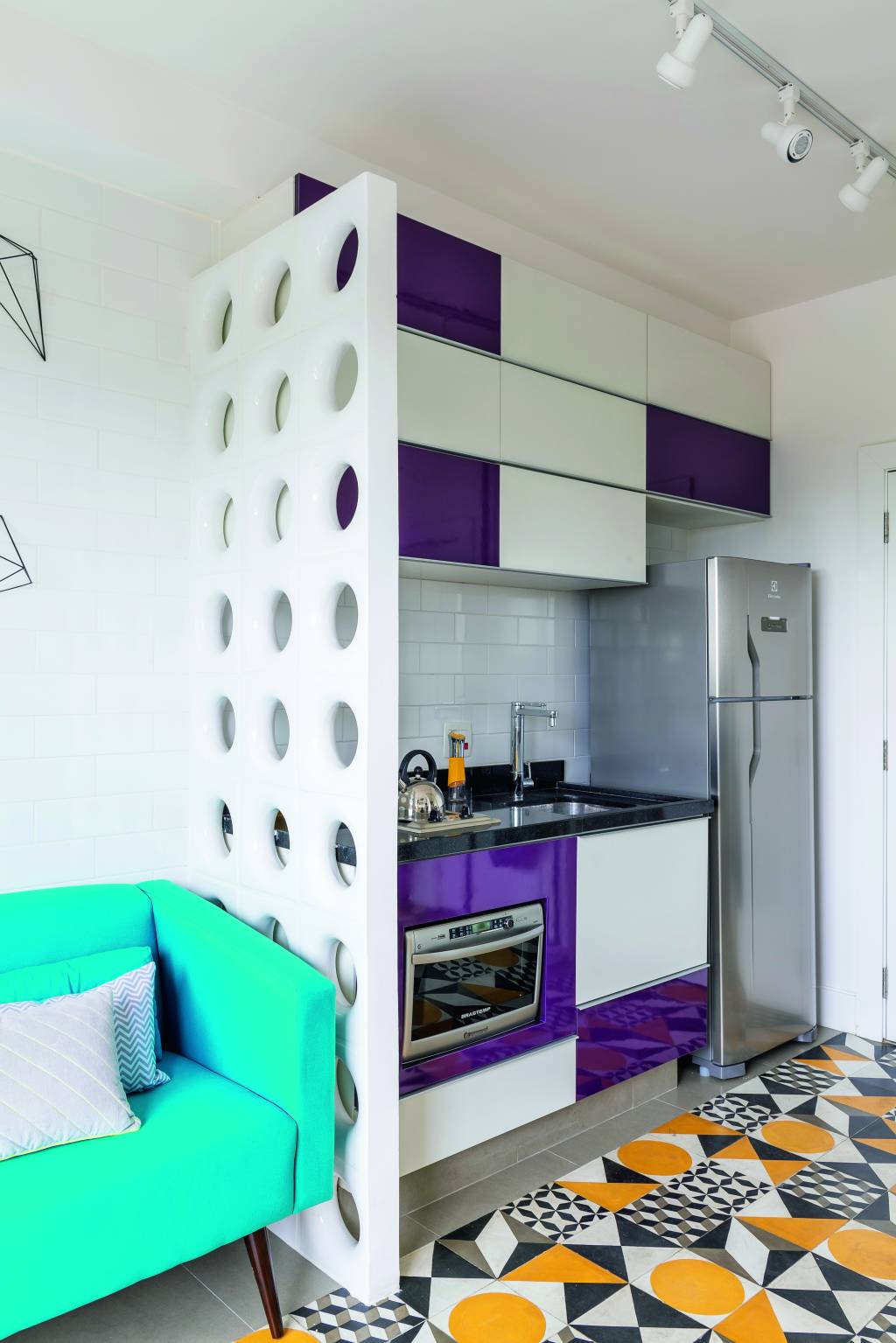 Apartamento pequeno combina revestimentos diferentes – cozinha