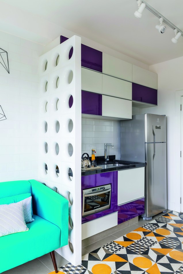<span>No projeto da </span>arquiteta Stephanie Esposito, os armários nas cores branco e uva formam uma parceria perfeita com o piso de ladrilho.