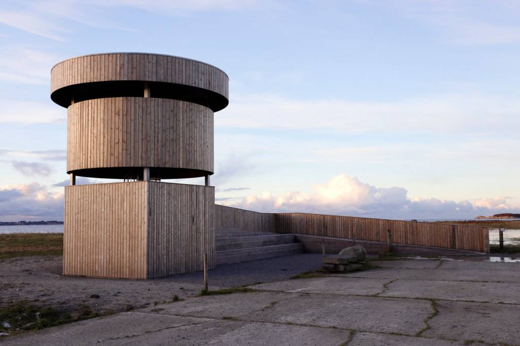 Torre circular serve como observatório de pássaros, na Noruega