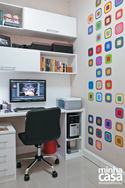Ideia para unir o útil ao esteticamente agradável: pendurar o monitor na parede. Essa medida liberou um trecho considerável da bancada, além de ter dado um efeito supermoderno. Na instalação, Márcio usou um suporte específico e um painel de MDF com afastamento de 25 mm para a introdução dos fios. Se quiser fazer igual, cheque se seu monitor possui base removível e furos traseiros para fixação. O mobiliário foi desenhado para atender às necessidades dos moradores, que queriam nichos variados para organizar seus pertences. Gavetas e módulos fechados espantam a bagunça. Não parece, mas o gaveteiro leva quatro práticos rodízios. “Optei por ocultá-los para ter um visual mais sofisticado”, diz Márcio. Projeto do arquiteto Márcio Verza.