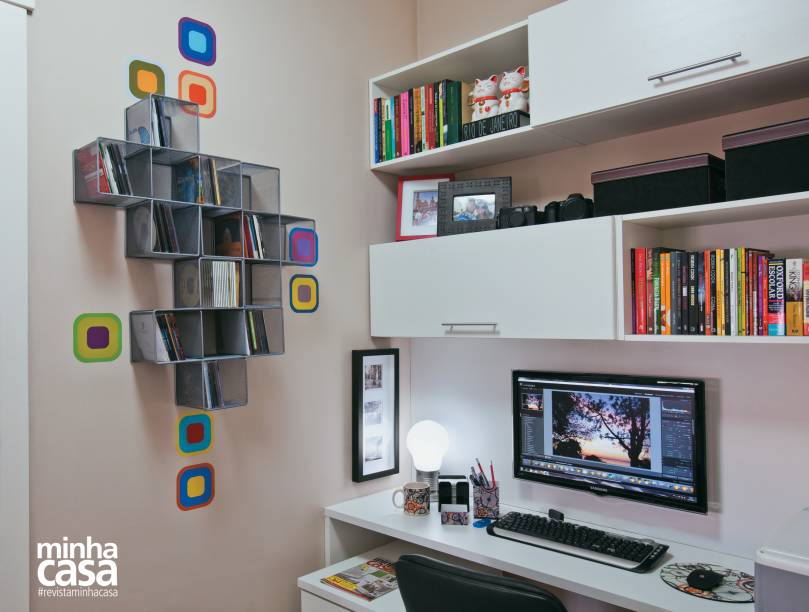 Todas as fotos clicadas pelos moradores são armazenadas em CDs – o difícil era manter o acervo organizado. Como forma de resolver a questão, o arquiteto uniu três porta-CDs (cada um com cinco nichos, dispostos em forma de cruz) e prendeu-os na parede. Resultado? Uma estante com jeitão de escultura descolada. Projeto do arquiteto Márcio Verza.