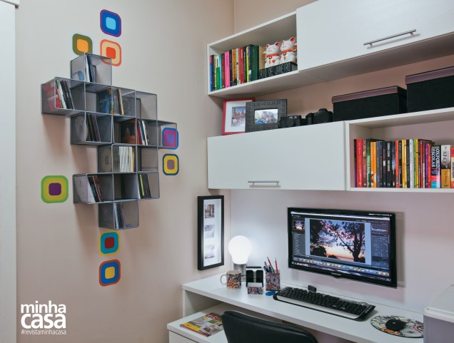 Todas as fotos clicadas pelos moradores são armazenadas em CDs – o difícil era manter o acervo organizado. Como forma de resolver a questão, o arquiteto uniu três porta-CDs (cada um com cinco nichos, dispostos em forma de cruz) e prendeu-os na parede. Resultado? Uma estante com jeitão de escultura descolada. Projeto do arquiteto Márcio Verza. Todas as fotos clicadas pelos moradores são armazenadas em CDs – o difícil era manter o acervo organizado. Como forma de resolver a questão, o arquiteto uniu três porta-CDs (cada um com cinco nichos, dispostos em forma de cruz) e prendeu-os na parede. Resultado? Uma estante com jeitão de escultura descolada. Projeto do arquiteto Márcio Verza.