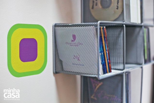 Adesivos de vinil entraram em cena para personalizar o escritório. “Observando algumas sugestões enviadas pelo fabricante, escolhi esse padrão – que permite infinitas possibilidades de composição – e criei um mix de cores exclusivo”, relata Márcio. Dica do profissional: faça simulações de diferentes arranjos antes de iniciar a colagem. Projeto do arquiteto Márcio Verza. Adesivos de vinil entraram em cena para personalizar o escritório. “Observando algumas sugestões enviadas pelo fabricante, escolhi esse padrão – que permite infinitas possibilidades de composição – e criei um mix de cores exclusivo”, relata Márcio. Dica do profissional: faça simulações de diferentes arranjos antes de iniciar a colagem. Projeto do arquiteto Márcio Verza.
