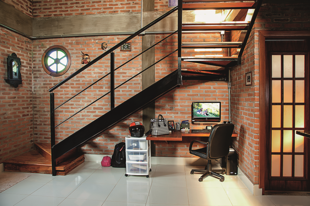 home-office-embaixo-da-escada