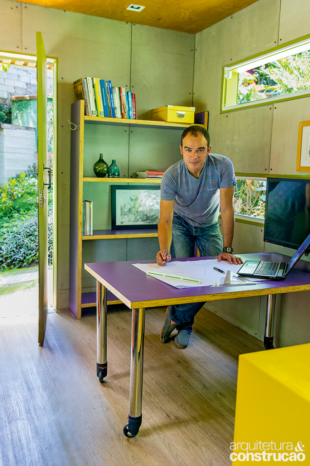 Versátil, a mesa de trabalho com rodinhas desliza no piso vinílico e se acopla às outras unidades, servindo de apoio às reuniões.