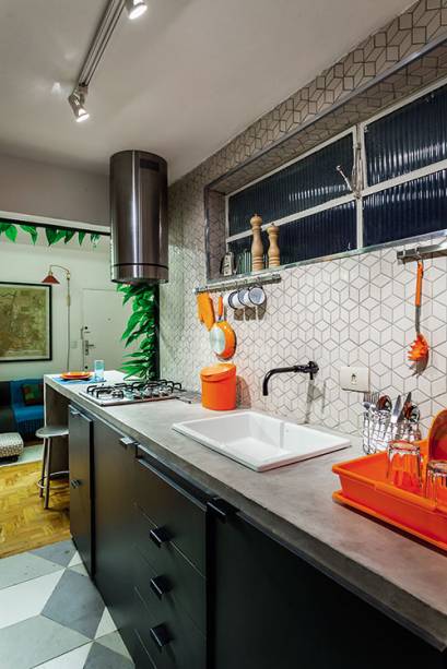 O espaço de circulação é folgado (80 cm), e a decoração caprichada valoriza o ambiente.