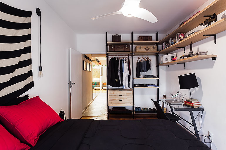 O quarto é o maior cômodo do apartamento, com mais de 15 m².