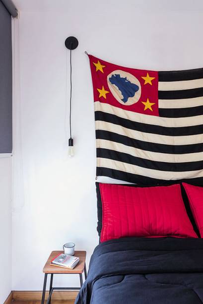 A paixão do italiano por São Paulo e a personalidade da decoração ficam claras na escolha da cabeceira: uma bandeira do estado