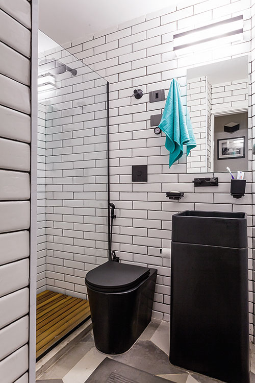A estética urbana subiu pelas paredes do banheiro: os azulejos são inspirados nos revestimentos das estações de metrô de Londres e Paris. Projeto do designer de interiores Matteo Gavazzi