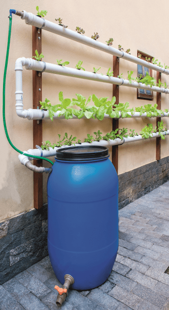 Com canos de PVC, um bom reservatório, motor de aquário, mangueira, sementinhas e o mínimo de habilidade, é possível montar um sistema como este e colher vegetais sem agrotóxicos em seu próprio quintal!