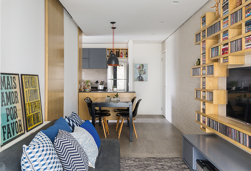 Um discreto e harmônico mix de materiais marca a sala: porcelanato em réguas com visual de concreto (Emil) no piso, tijolinhos cerâmicos (Portobello) na parede e marcenaria de MDF folheado de fresno. Almofadas da Macadâmia e da Collector.