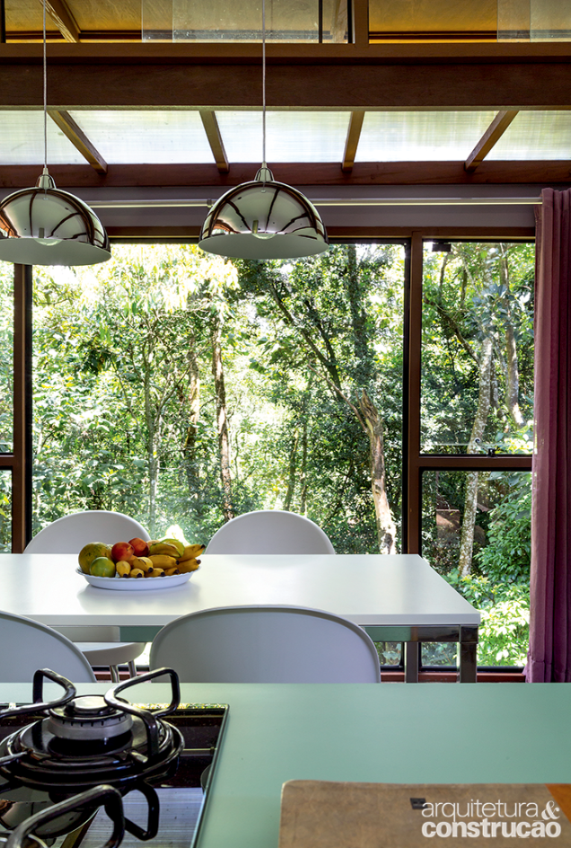 Cozinha e sala de jantar são um único ambiente.