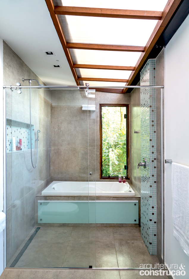 O banheiro da suíte e a escada que leva aos quartos dehóspedes apresentam uma característica em comum: a iluminaçãozenital.