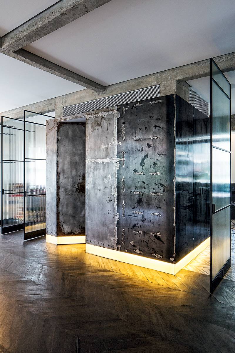 O arquiteto Gustavo Calazans criou um sofisticado sistema de ilumina&ccedil;&atilde;o nesta &aacute;rea social. A caixa de a&ccedil;o sustentada por pilares de concreto tem como arremate no ch&atilde;o um vidro serigrafado branco leitoso. Dentro dele, o m&oacute;dulo da Lumini, composto de chips de led presos a perfis de a&ccedil;o e dotados de difusor, confere a atmosfera acolhedora.