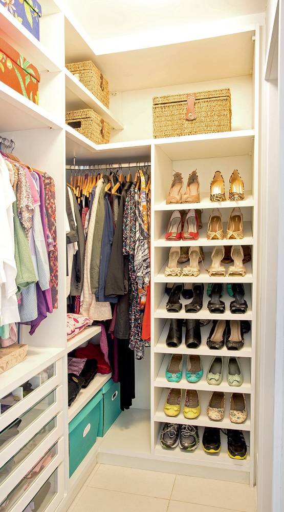 Iluminacao e acabamentos produzem clima acolhedor ao ape de 58 m² closet
