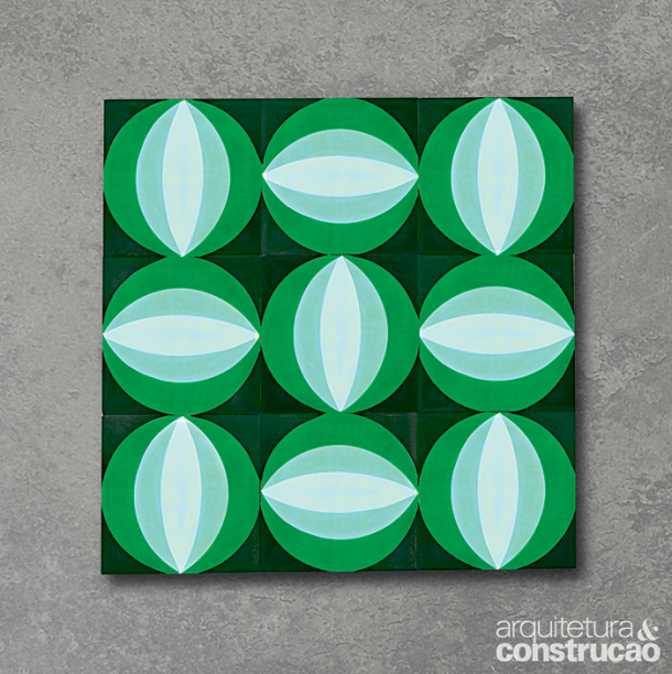 A paisagista Catê Poli brinca com o olhar nesta coleção para a Ladrilar. O efeito acontece por meio de padrões geométricos de inspiração vintage. “Pensei em desenhos que pudessem virar painéis e tapetes de piso no jardim, trazendo mais cor, uma característica do meu trabalho”, conta. entre os mais de 30 tons possíveis, os intensos são os preferidos da autora, por realçarem o verde das plantas. O padrão Melancia, de 20 x 20 cm, é um dos três modelos no catálogo.