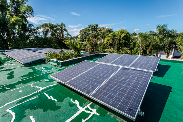 Energia solar: as 42 placas fotovoltaicas na cobertura geram eletricidade para todas as necessidades. Quando a produção é grande, o excedente vai para a rede pública e garante créditos aos proprietários.