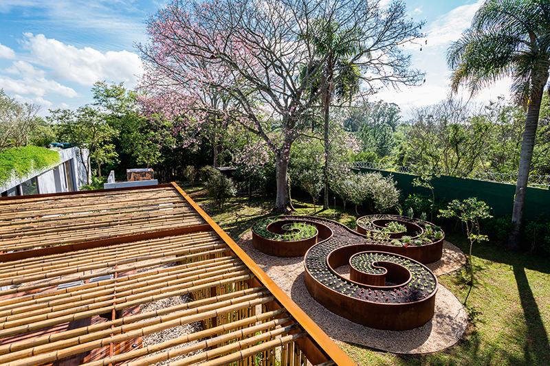 Horta: parte do paisagismo de Benedito Abbud, este canteiro curvo tem estrutura de aço corten e design que facilita os cuidados e remete ao triskle, símbolo de origem celta apreciado pelos moradores.