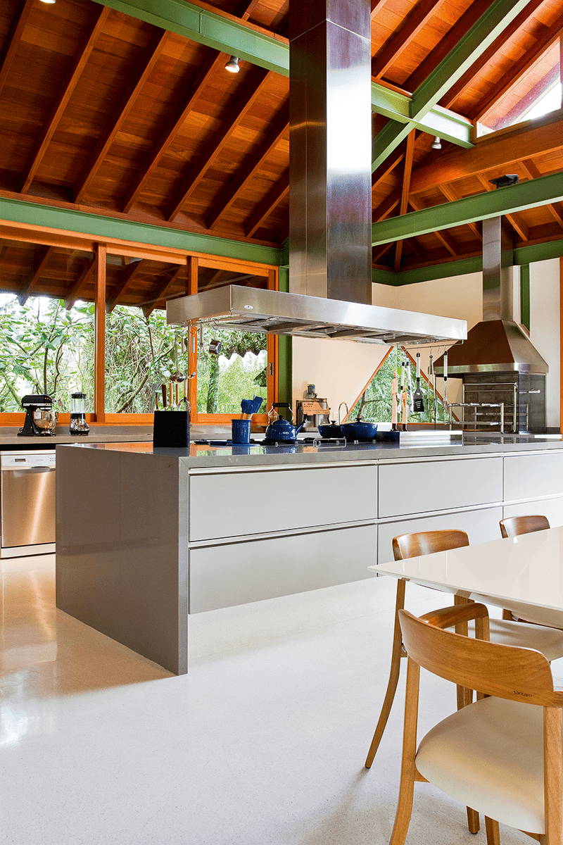 Área externa: construção de tijolinhos abriga cozinha gourmet