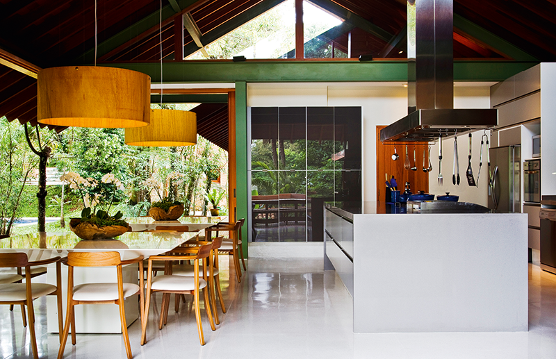 Área externa: construção de tijolinhos abriga cozinha gourmet