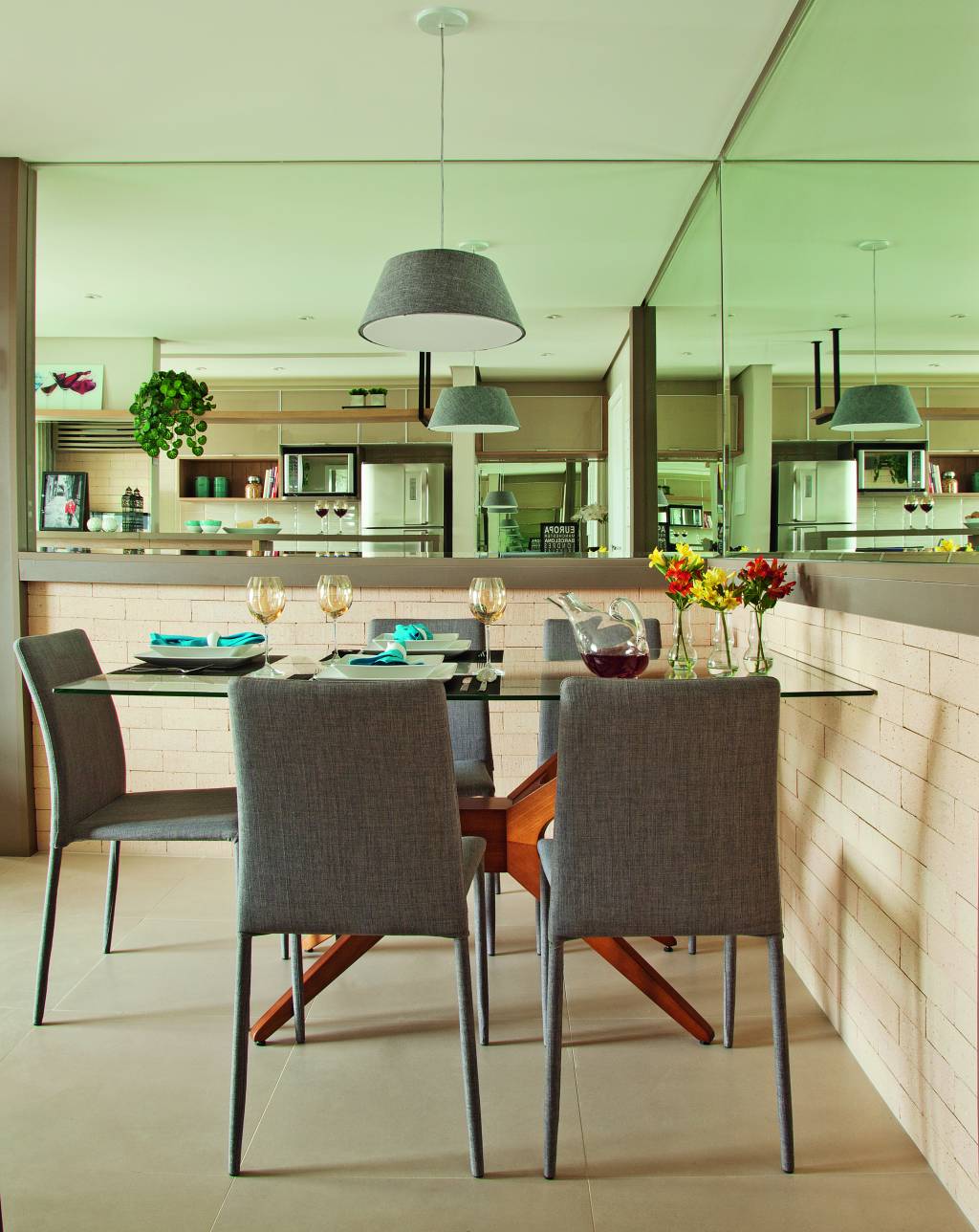 Apartamento pequeno com ambientes integrados e decoração neutra – sala de jantar