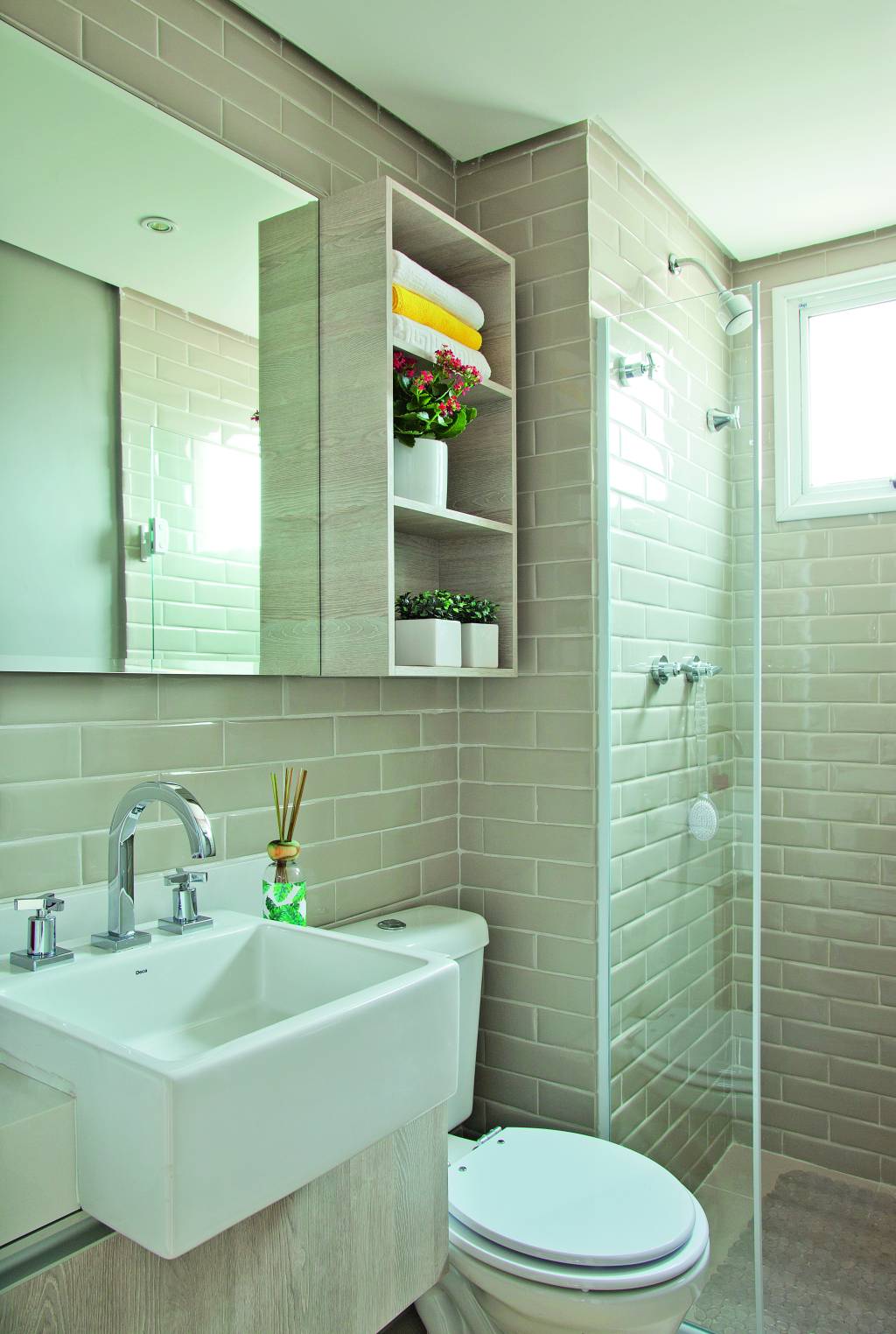 Apartamento pequeno com ambientes integrados e decoração neutra – banheiro