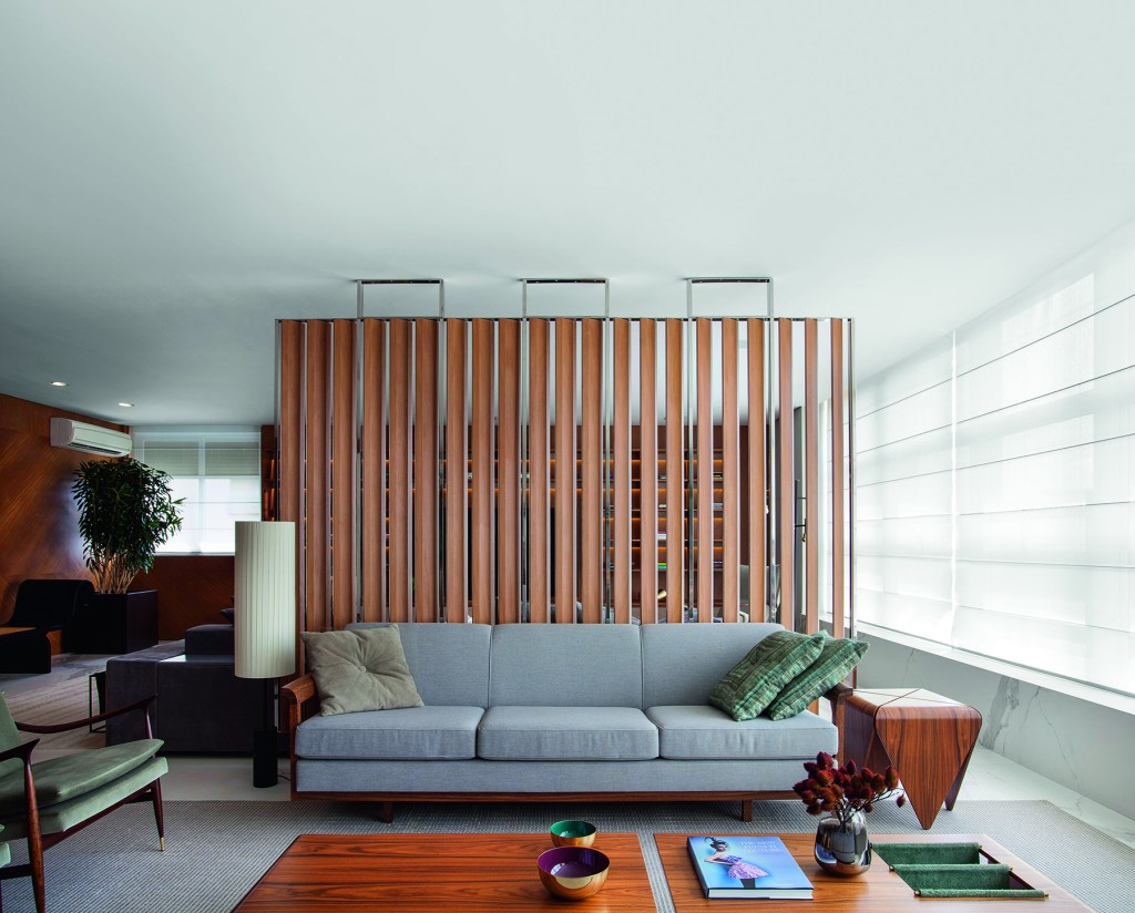 sala de estar; sofá cinza; brise de madeira; divisória de madeira.