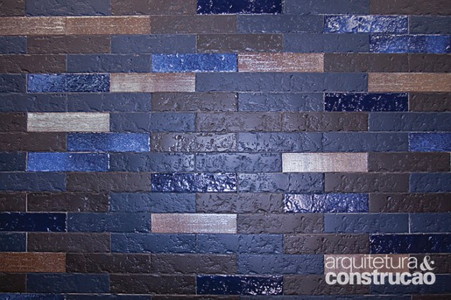 O Brick 2119, da coleção Vintage,
dispõe de diferentes superfícies
esmaltadas – brilhante, rústica
semibrilhante e fosca –, que
podem ser combinadas com
outras cores. Para interiores e
exteriores, mede 5,5 x 25 cm, com
1,4 cm de espessura. Da Gail. Custa R$ 162 o m².