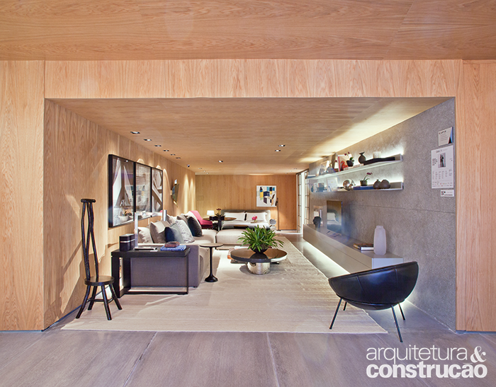 A proposta de despertar sensações de continuidade e amplitude encontrou solução na caixa com divisórias e forro revestidos de carvalho americano. Criação do Studio 011, o Loft SP é inteiramente visualizado logo da entrada. “Com o propósito de contrastar com o tom amarelado da madeira e enriquecer a gama de texturas, o paredão lateral do home teather recebeu uma mistura que simula granilite. Já no piso,usamos placas cimentícias [Concresteel] também em cinza”, diz a arquiteta e autora Giulliana Savioli.