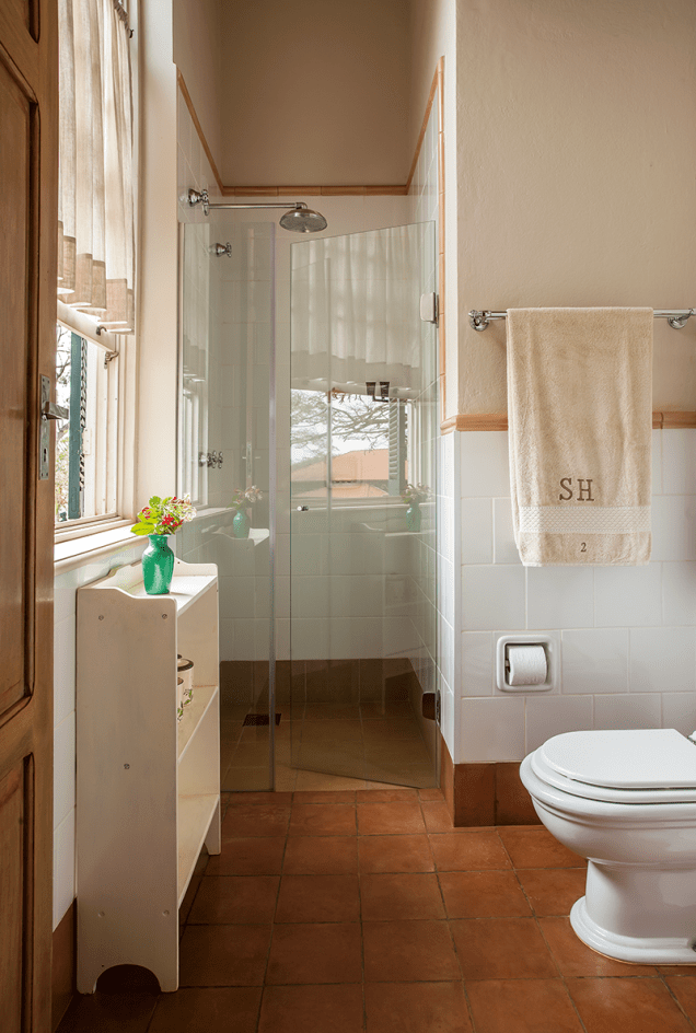 Para conservar o ar singelo, os banheiros ganharam acabamentos novos, mas à moda antiga: azulejo branco nas paredes e ladrilho hidráulico (Siqueira & Aquino Materiais de Construção) no piso.