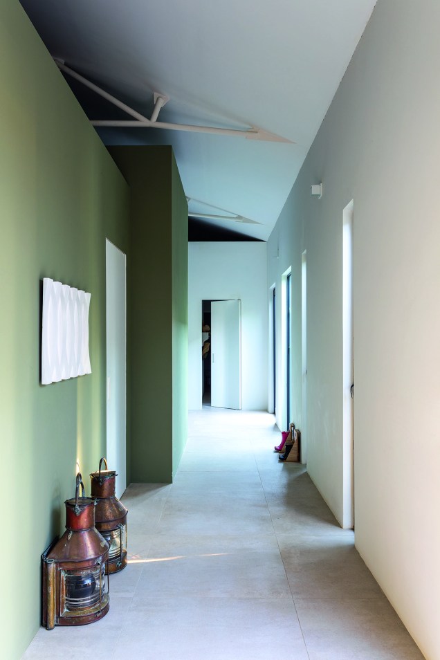 Ele se difere do social pelo acabamento interno: pintura. Os volumes que conformam os quartos são desalinhados,quebrando a monotonia do corredor de quase 20 m.