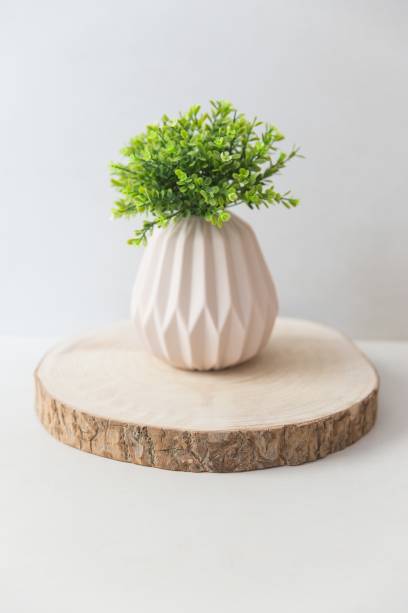 Centro de mesa Wood, de madeira maciça (19 a 24 cm de diâmetro). Storehouse, R$ 45.