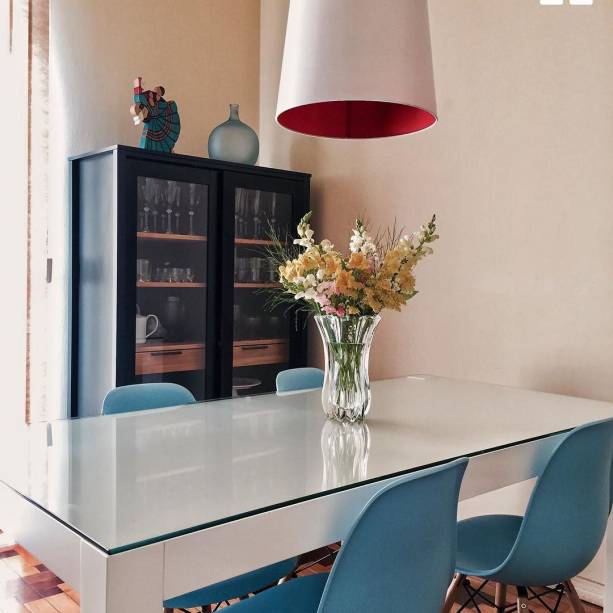 Inspirada no estilo escandinavo, a sala de jantar da <a href="https://www.instagram.com/casadeinspirar/" target="_blank" rel="noopener">@casadeinspirar</a> é composta por quatro cadeiras Eames na cor azul. E a pitada de cor não acaba aí: repare no vermelho na parte interna do pendente. Inspirada no estilo escandinavo, a sala de jantar da <a href="https://www.instagram.com/casadeinspirar/" target="_blank" rel="noopener">@casadeinspirar</a> é composta por quatro cadeiras Eames na cor azul. E a pitada de cor não acaba aí: repare no vermelho na parte interna do pendente.