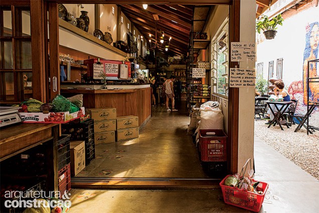 A parte interna acomoda os produtos artesanais, um balcão e o caixa. No corredor externo, vendem-se espécies ornamentais e cerâmicas de Cunha, SP.