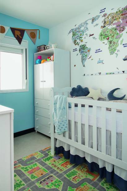 <span>Mais cores no quartinho do Pedro – aqui, a paleta neutra adotada no apê não teve vez. Três paredes são azuis (ref. B334, da Suvinil. Tintas MC) e a quarta é adesivada (Mapa Mundi Aventura, de 1,80 x 1 m. Mubo) para estimular a imaginação. Projeto do arquiteto André Bove. </span> <span>Mais cores no quartinho do Pedro – aqui, a paleta neutra adotada no apê não teve vez. Três paredes são azuis (ref. B334, da Suvinil. Tintas MC) e a quarta é adesivada (Mapa Mundi Aventura, de 1,80 x 1 m. Mubo) para estimular a imaginação. Projeto do arquiteto André Bove. </span>