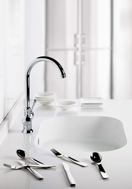 Feita de Silestone, a cuba One pode ser
fixada em bancadas de todos os  materiais, mas sempre nas medidas de 15,5 x 41 x 51 cm (R$ 3 300). Outros tamanhos são fabricados sob medida se o tampo for de Silestone – nesse caso, a emenda é imperceptível. Da Integrity by Cosentino.