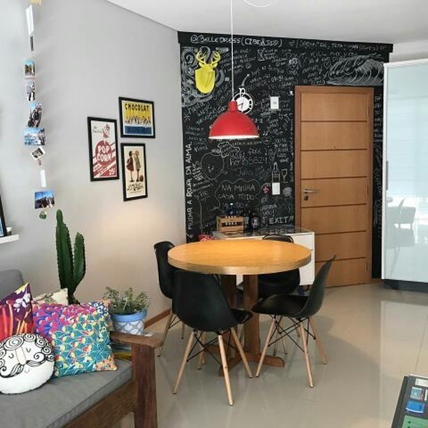 Difícil definir o que chama mais a atenção na sala de jantar de @halleydeoliveira: a parede lousa toda desenhada, o pendente vermelho, os quadrinhos na parede ou as pitadas de cor pontuais, mas que se destacam no ambiente. Difícil definir o que chama mais a atenção na sala de jantar de @halleydeoliveira: a parede lousa toda desenhada, o pendente vermelho, os quadrinhos na parede ou as pitadas de cor pontuais, mas que se destacam no ambiente.