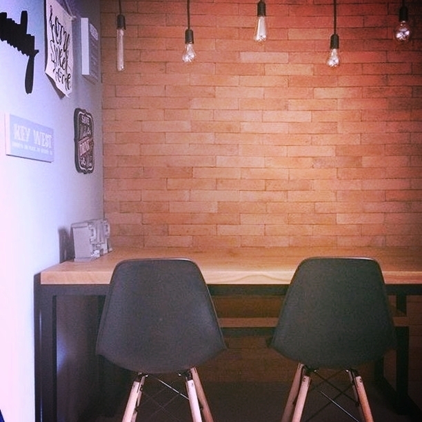Como não se apaixonar por esta parede de tijolos da sala de jantar da @kbastos_arquitetura? Os pendentes pretos - mas de modelos diferentes - também chamam a atenção. Como não se apaixonar por esta parede de tijolos da sala de jantar da @kbastos_arquitetura? Os pendentes pretos - mas de modelos diferentes - também chamam a atenção.