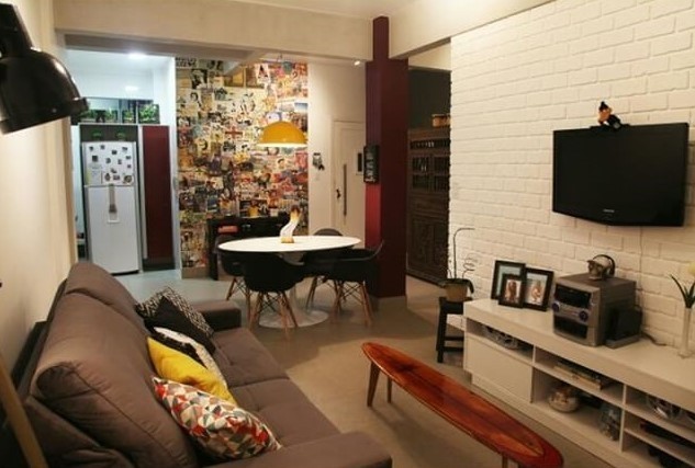 A sala de jantar do @cafofo.99 é integrada ao estar: para o ambiente não ficar pesado com a parede estampada, a mesa e cadeiras são em preto e branco. A sala de jantar do @cafofo.99 é integrada ao estar: para o ambiente não ficar pesado com a parede estampada, a mesa e cadeiras são em preto e branco.