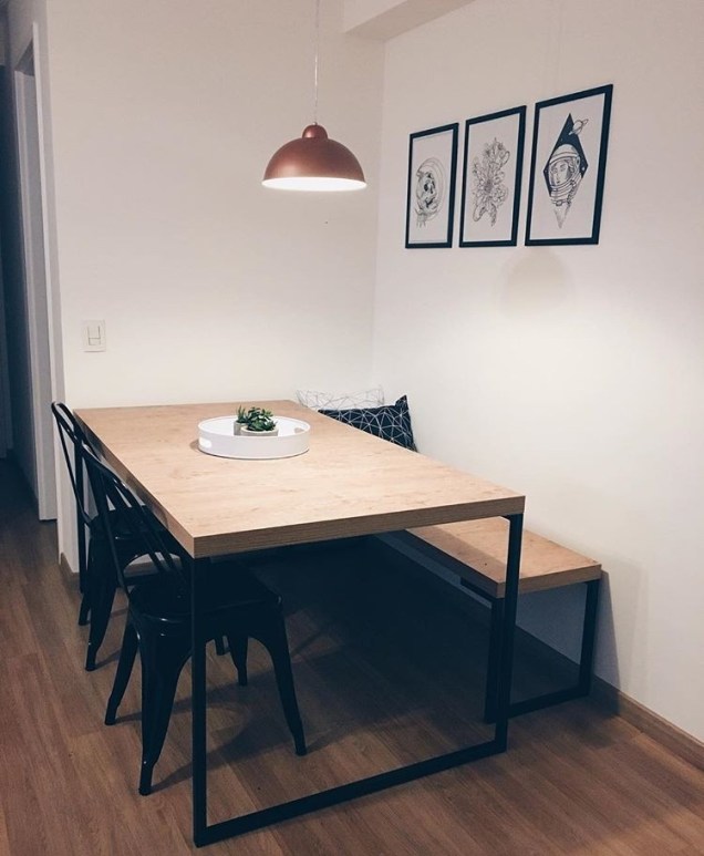 O estilo clean marca a sala de jantar do @apedoandar29: linhas retas, madeira e preto e branco.