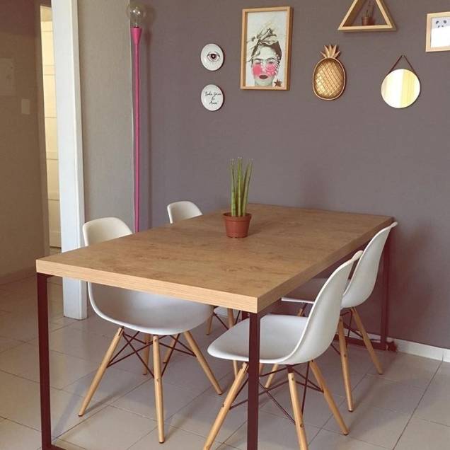 O cinza serve de pano de fundo para a sala de jantar do @apartamento104 e permite a composição de vários elementos diferentes na parede. Repare na luminária rosa ao fundo. O cinza serve de pano de fundo para a sala de jantar do @apartamento104 e permite a composição de vários elementos diferentes na parede. Repare na luminária rosa ao fundo.