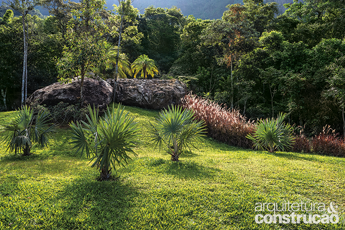 jardim-de-50-mil-m-foi-desenhado-em-busca-da-fusao-perfeita-com-a-mata-atlantica-05