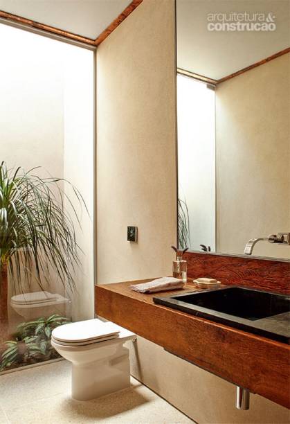 O pequeno jardim embeleza o lavabo na proposta do arquiteto Gui Mattos. Aberta, a área multiplica a claridade.
